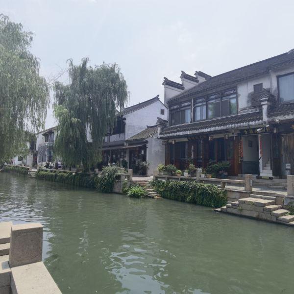 多辆车辆被困山岭路段数小时，直到他们冒雪营救